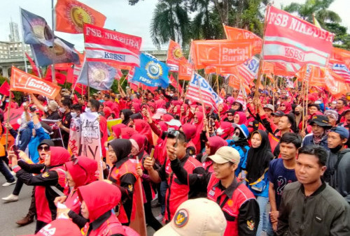 Demonstrasi Massal Buruh Mendorong Kenaikan Upah Minimum 15% di Jakarta