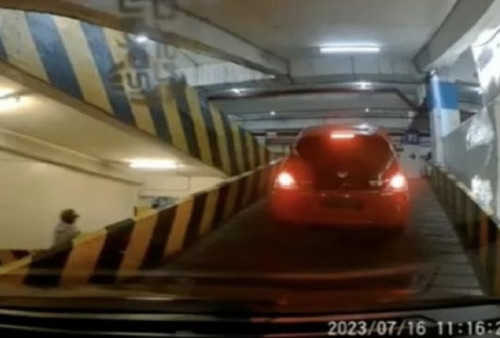 Viral, Mobil Mewah Nggak Kuat Nanjak Dijalanan Naik: 'Driver Tak Bisa Mengendalikan Kendaraan'