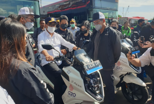 Menhub Budi Karya Sumadi Beri Semangat Pengemudi Motor Listrik di KTT G20 Bali