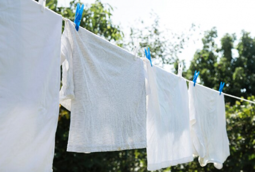 Sulit Cuci Bersih Baju Putih? Ini 5 Tips yang Bisa Buat Pakaian Jadi Seperti Baru