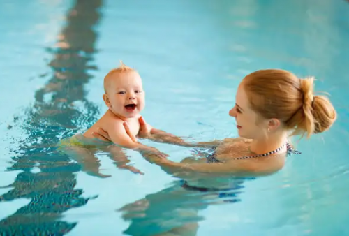Simak 6 Tips Aman Ajak Bayi Berenang, Jangan Sampai Lalai!