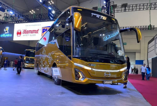 Hino Serahkan Bus Baru Ke Pengusaha Otobus di GIIAS 2024