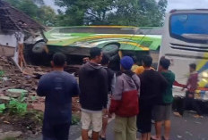 Astagfirullah! Bus Rombongan Studi Tour TK Alhidayah Terguling Tabrak Rumah dan Mushala, Korban Mengalami Luka-luka 