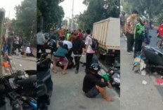 Tragis! Kecelakaan Truk Tabrak 7 Pengendara Motor di Lenteng Agung, Anaknya Bersimpuh Darah Dipelukan Ibu