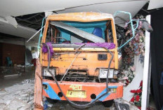 Video Viral! Truk Tabrak Gedung Pernikahan di Balikpapan, Tamu Undangan Syok