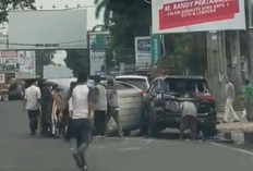 Terjadi Kecelakaan Angkot di Bandar Lampung, Dua Mobil Terguling setelah Balapan!