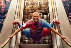 Pulang Kampung ke Barcelona, Dani Alves Resmi ‘Curi’ Nomor Andalan Andres Iniesta