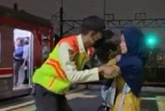 Seorang Ibu Nekat Ingin Buang Bayinya ke Rel Kereta di Stasiun Pasar Minggu, Petugas Gerak Cepat Amankan