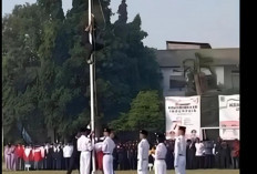 Aksi Heroik Pria Memanjat Tiang Bendera Demi Sang Saka Merah Putih di Tangerang Selatan