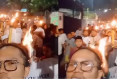 Fokus Salawatan! Rambut Pria Ini Malah Tersundut Obor Saat Sedang Pawai