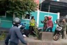 Aparat Baku Hantam! Aksi Dua Polisi dan Prajurit TNI Saling Adu Jotos jadi Tontonan Warga, Penyebabnya Gegara Ditilang?      