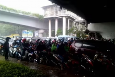 AWAS! Pengendaran Motor Berteduh Sembarangan Saat Hujan Bisa Kena Denda!