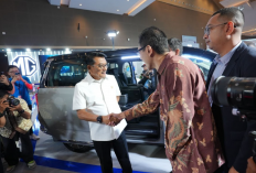 Moeldoko Ikut Coba MPV Mewah Listrik MG Maxus 9 Saat Kunjungi Booth MG di PEVS 2024 