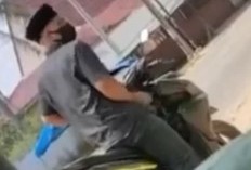 Koplak! Pria Berpeci ini Melakukan Masturbasi di Jalan Umum, Videonya Viral di Medsos, Warganet: Gak Tahan Pak?