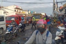 Warga Banten Keluhkan Rusaknya Jalan Akibat Kebocoran Pipa PDAM Tirta Albantani, Kecelakaan Incar Pelajar dan Buruh!