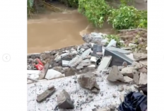 Viral di Media Sosial, Kisah Pilu Keluarga Baru Pindah Rumah di Perumahan Dekat Sungai: Rumah Hancur karena Longsor!