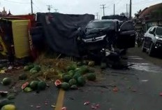 Truk Semangka vs Pajero di Tulang Bawang Sama-sama Ringsek